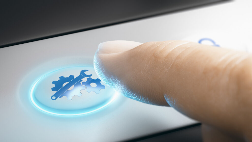 Палец нажимает синюю кнопку с шестернями и гаечным ключом на простой приборной панели. Концепция технического обслуживания электроники. Композитное изображение между 3D-иллюстрацией и фотографией.