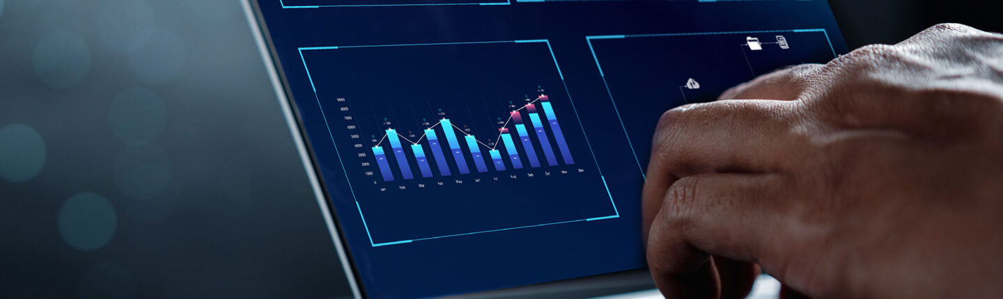 Analyste travaillant avec un ordinateur dans Business Analytics et système de gestion de données pour créer un rapport avec des KPI et des mesures connectées à la base de données. Stratégie d'entreprise pour les finances, les opérations, les ventes, le marketing.